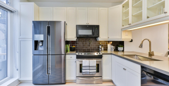 Nowoczesna lodówka w kuchni